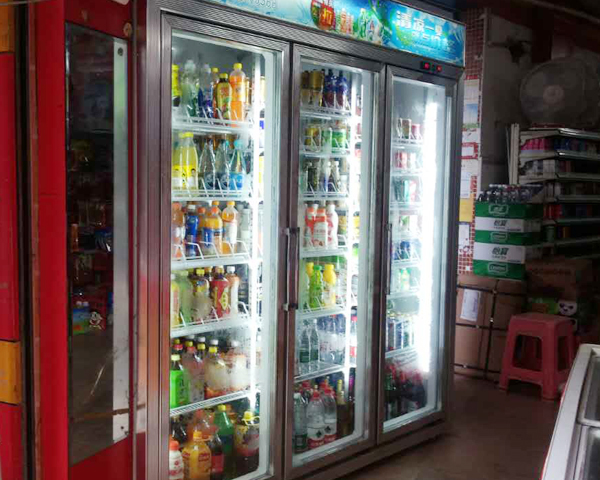 京百超市三門飲料柜